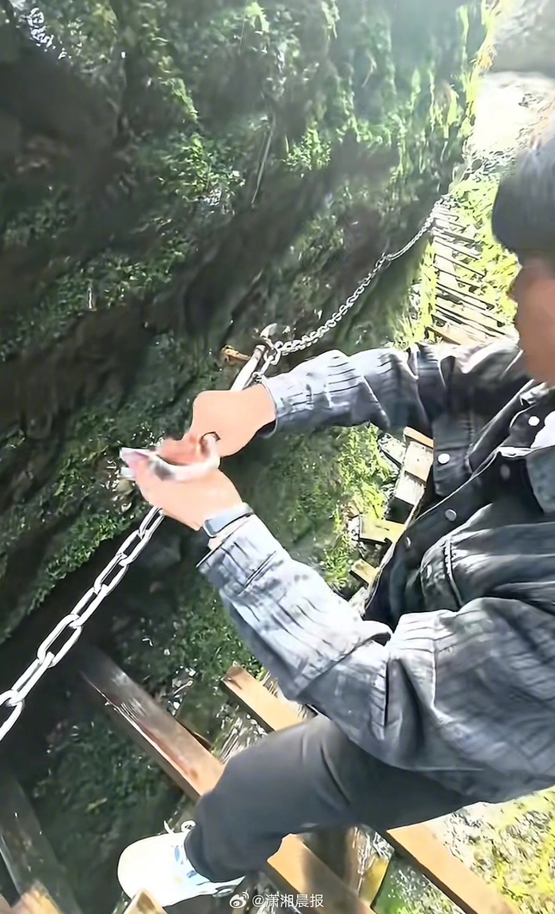 【#钢筋脱落景区快速整改被赞执行力强#，#景区回应快速整改脱落钢筋获赞#：是辅助