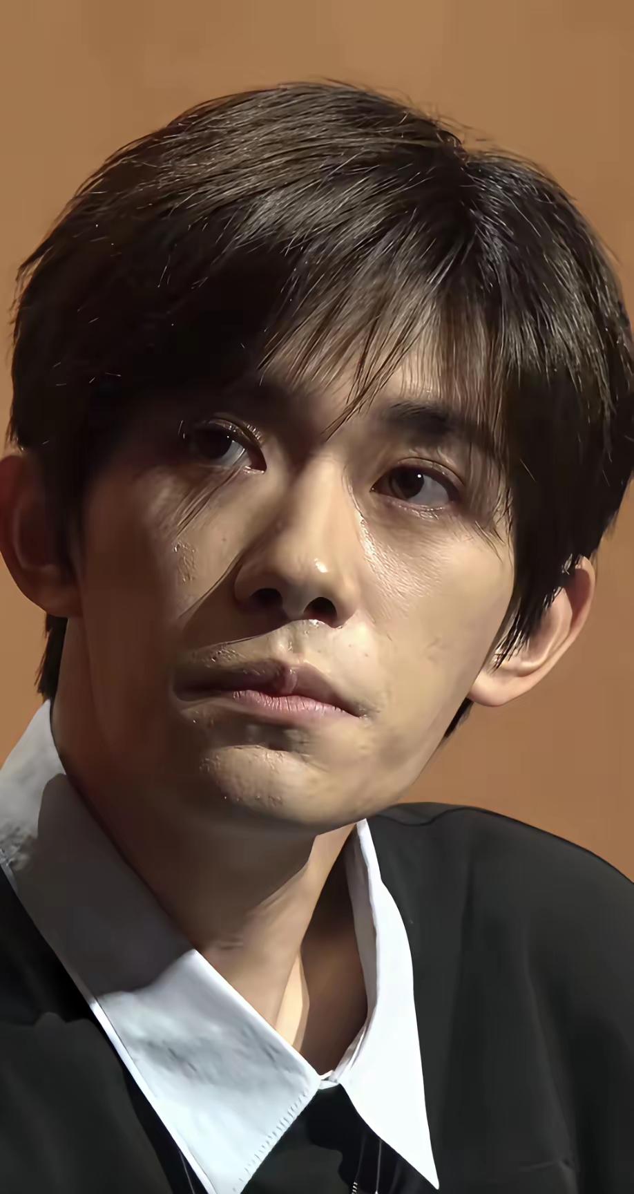 刷到易烊千玺新采访的截图，盯着看了半分钟——这眼神里的沉劲儿，哪像24岁的小伙子