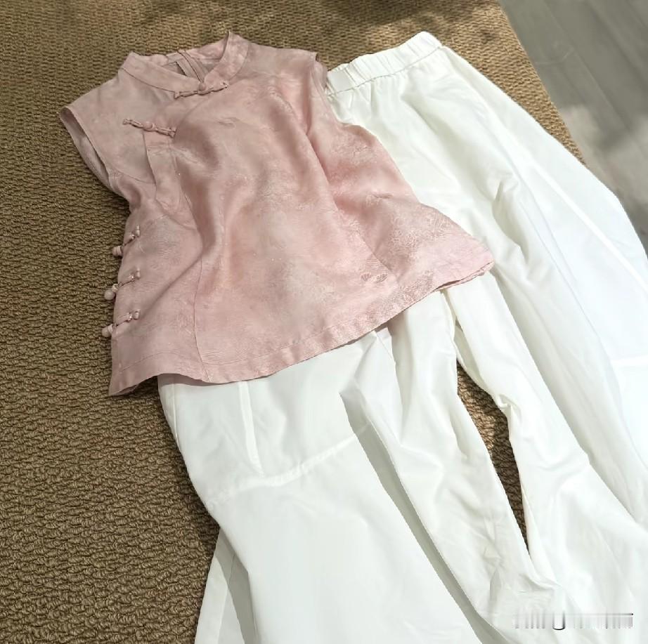 平时不爱穿浅色系衣服，今天尝试一下，好吧，就它了[害羞]
