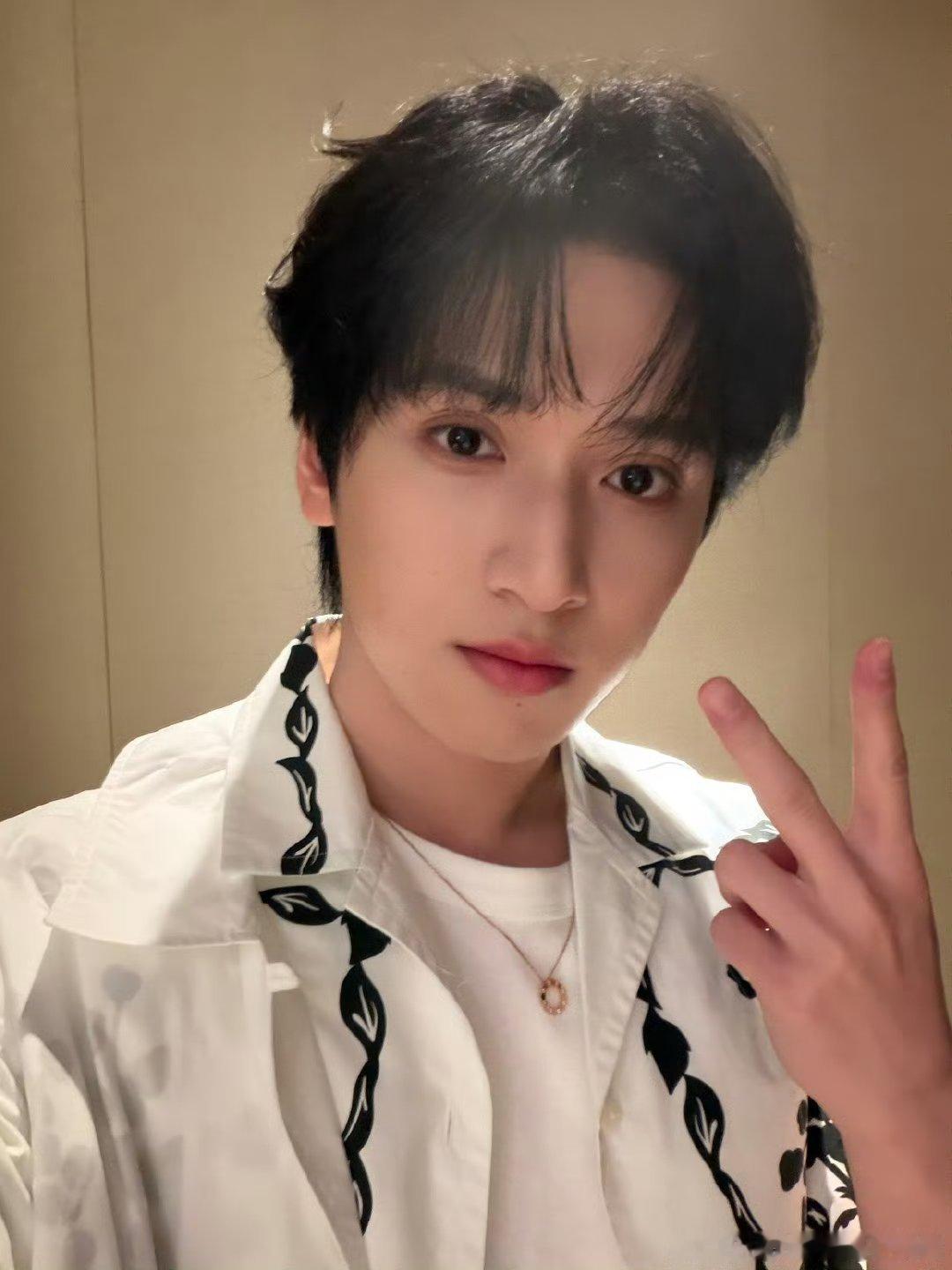 严浩翔秀了侧颜严浩翔发了4张自拍 四张自拍一次性放出，这六一礼物我收下了！侧颜那