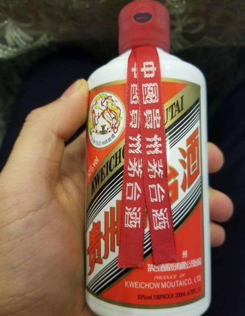 途经香港机场免税店。这回茅台的售价真是出乎我意料。53 度飞天 500 毫升，单