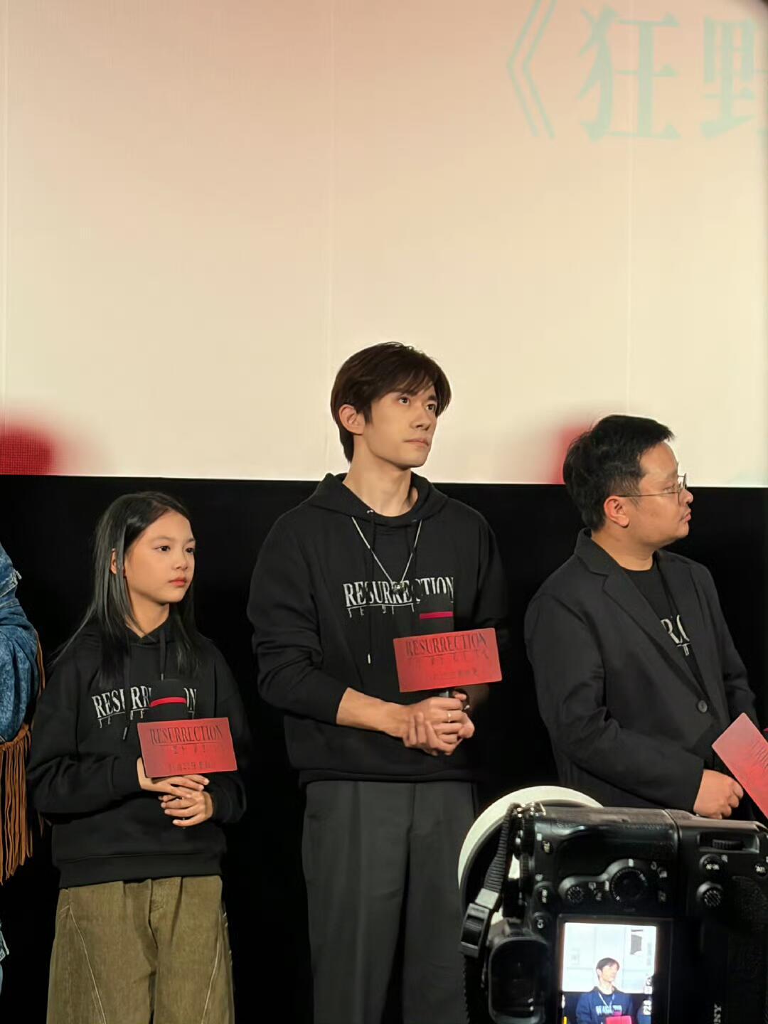 易烊千玺笑起来和小时候一模一样我宣布从此我就是易烊千玺的笑粉 他一笑全世界都变软