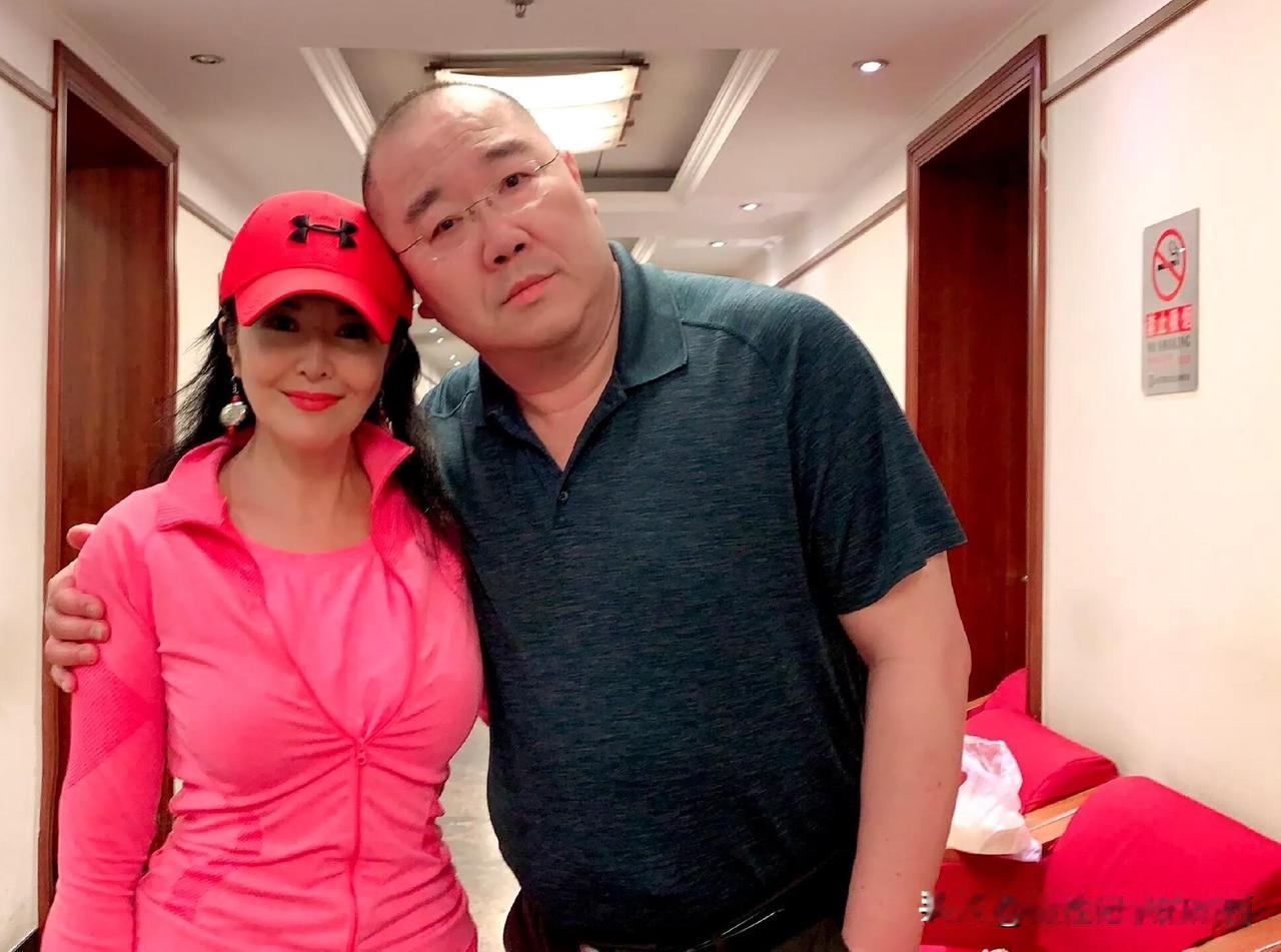 两位明星的同框，右边的是英达，右边的是出生于安徽的女演员，早年因参演《鲁冰花》而