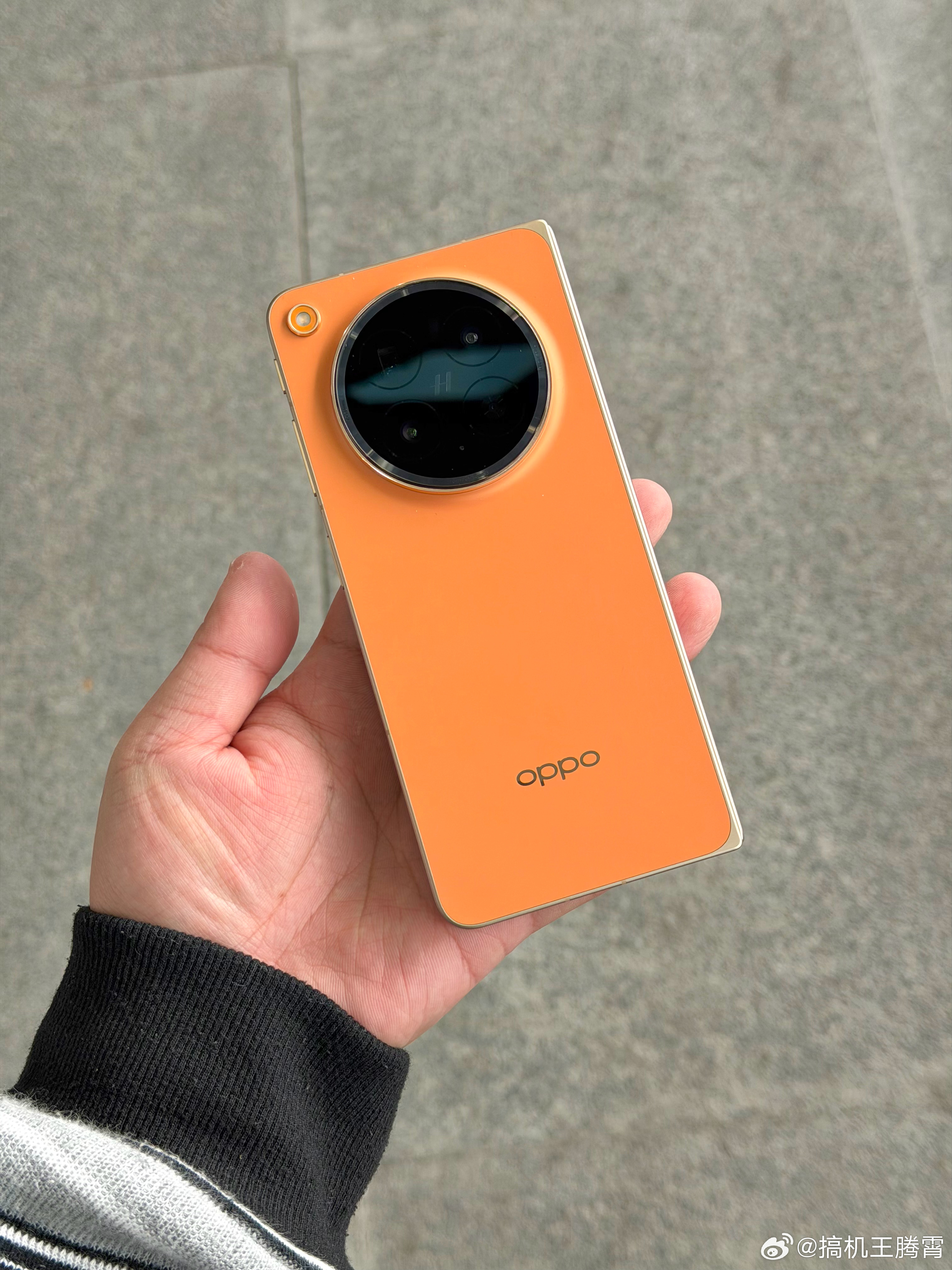 OPPO Find N6原钛、金橙真机上手，比较有特点的两个配色，我个人还是更喜