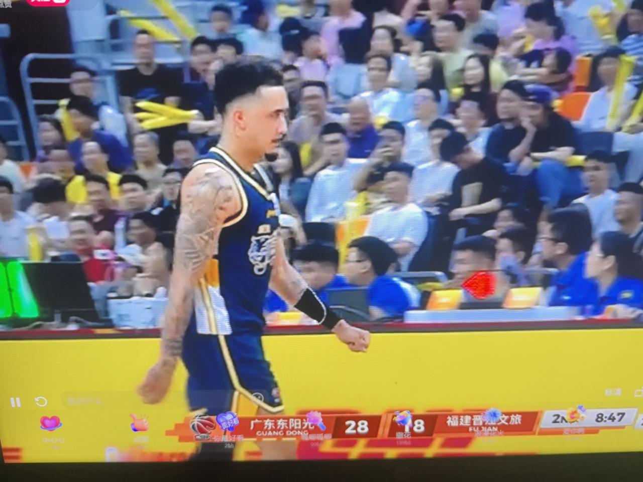 奎因是懂得取悦广东宏远队球迷的！
你以为他摔得不行，起不来了？不，他还硬着呢，来