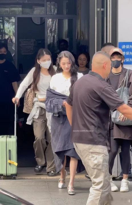关晓彤李昀锐hi6上班关晓彤李昀锐好六上班路透 关晓彤李昀锐好六上班路透来啦！我