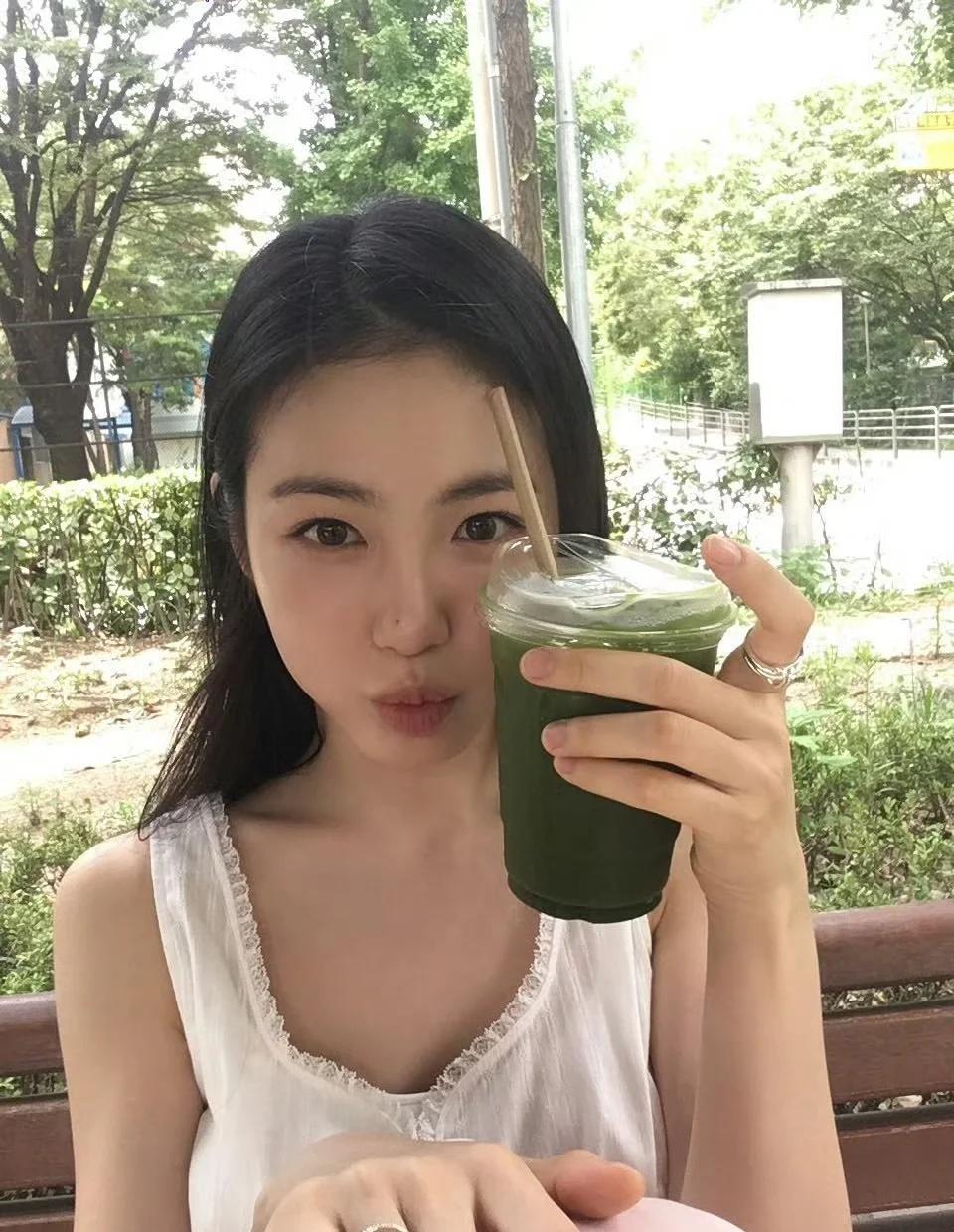 当时她的剧真的好出圈，可惜后续资源没跟上
今天分享的是辛叡恩的日常穿搭，第一次知