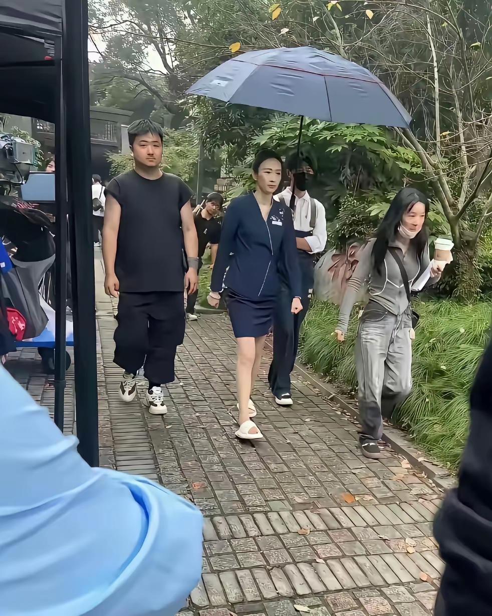 这应该是最真实的“明星经济”了吧？
        简单出行，后面一个人打伞，前