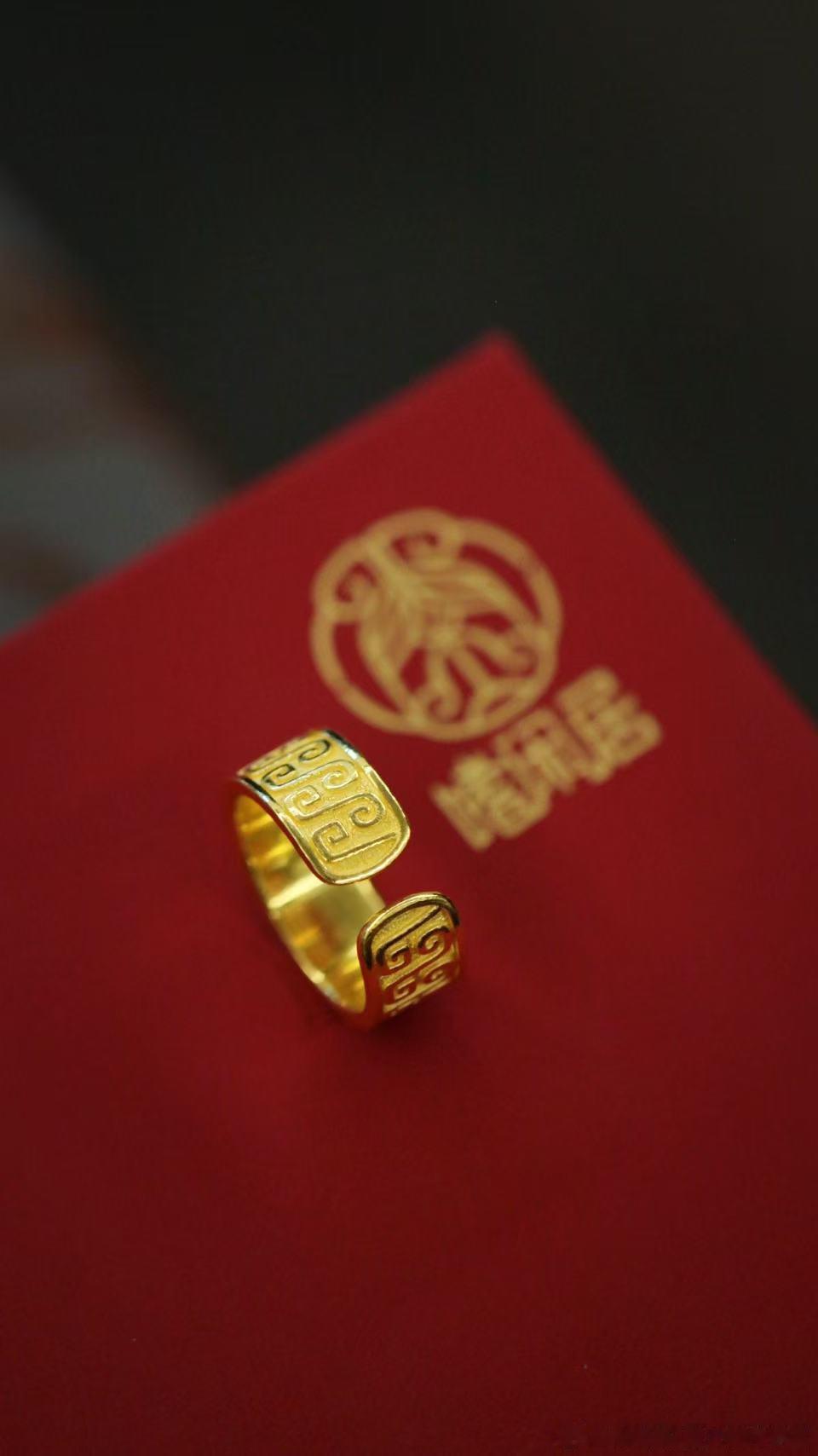 金银器 全手工錾刻的纯金戒指，云雷纹，不仅可驱邪避凶，图案本身也极具现代几何美感
