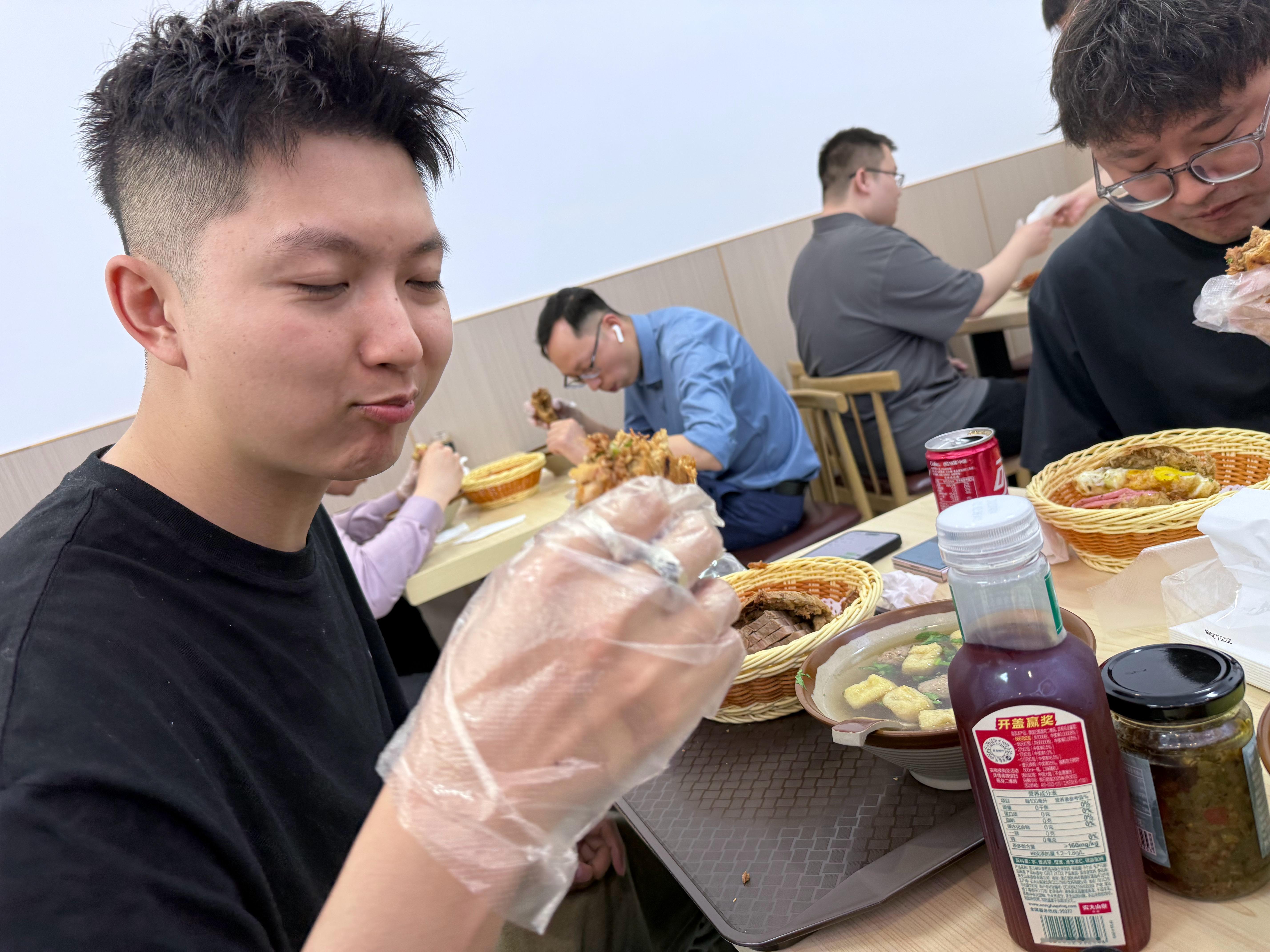 老__在工作   小登先锋队得先干饭了[干饭人]香不香看表情吧[干饭人] ​​​