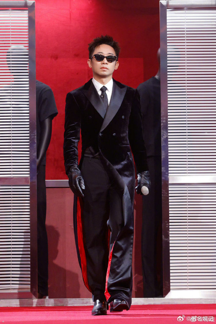 杨迪把张凌赫战袍穿成童装谁看了不说一句杨迪太会！把张凌赫男神战袍改成童装，综艺效