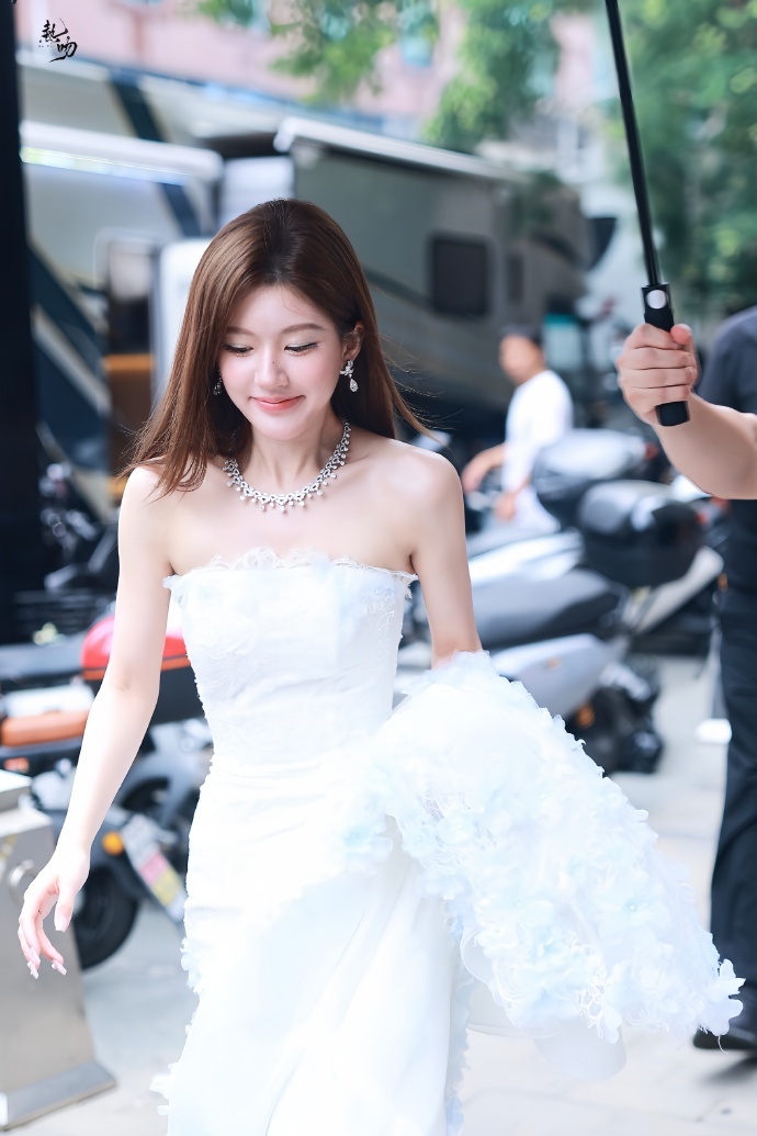 赵露思《许我耀眼》婚纱路透，今天是新娘思[爱你][爱你] ​​​
