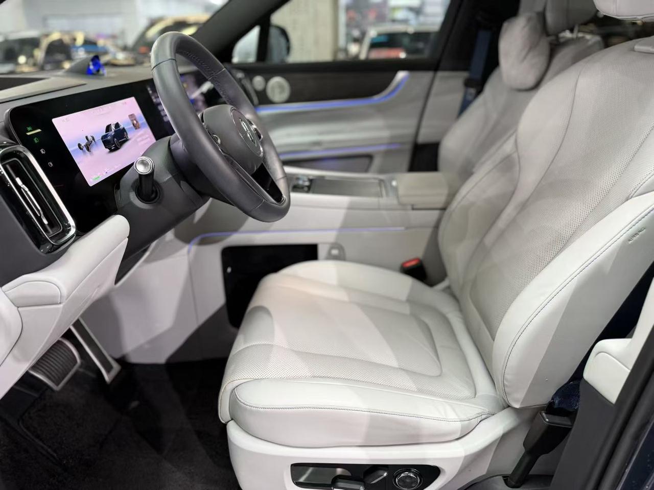 说实话，就问界M9的内饰来看，商务家用其实都是挺适合的，前后排的大屏很有档次，只