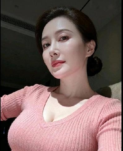 漂亮女人耐看，她耐看吗？