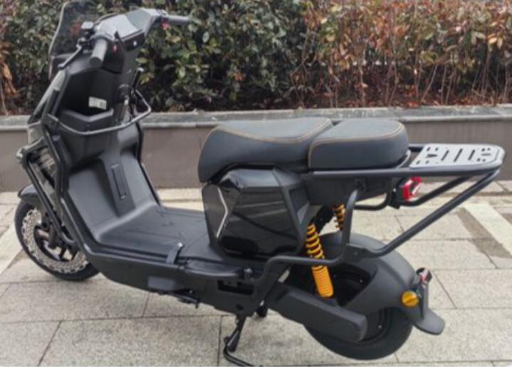 5000元购买外卖电动车，雅迪、爱玛选择哪一款？

雅迪稳扎稳打，爱玛颜值与实用