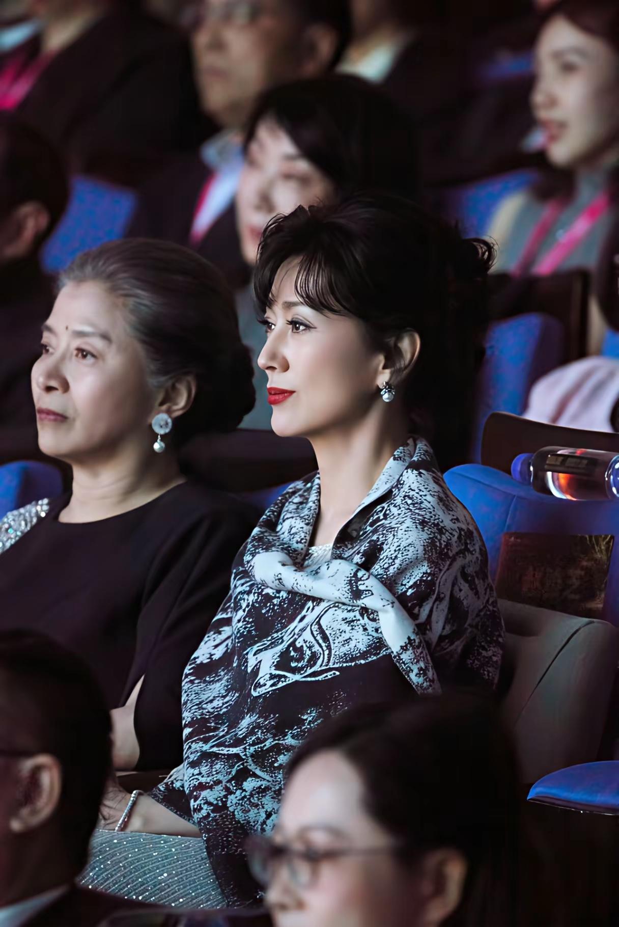 芝姐这张侧面照真美，哪像是70多岁的人呢！美了一生的芝姐，拥有幸福的家庭，还有最