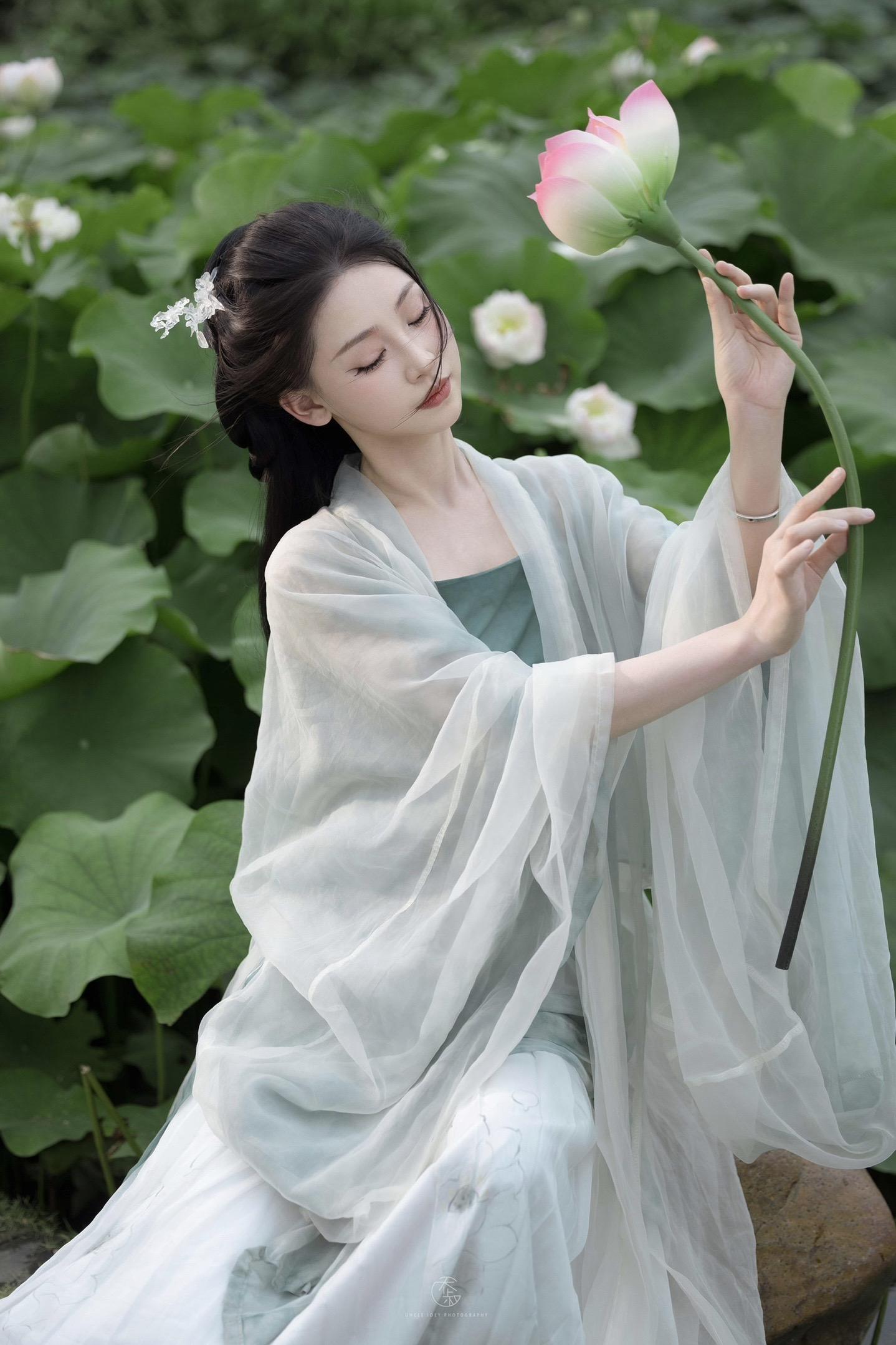 “晚风吻尽荷花叶，任我醉倒在池边”这个夏天总要拍一次荷花吧~🌸
