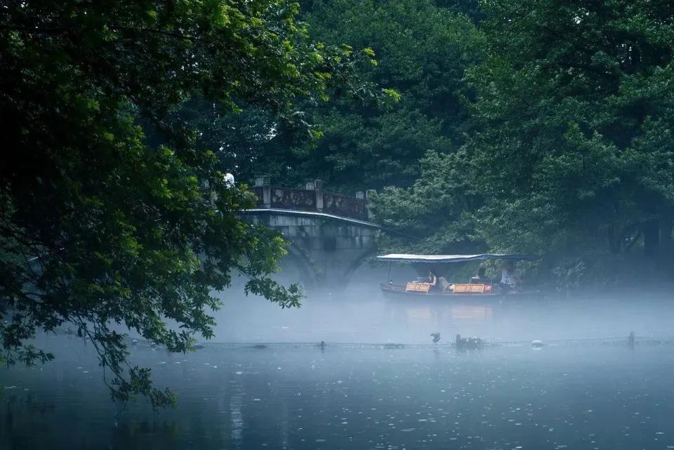 下联：楼台水墨画图中
上联“烟雨江南风光里”，以朦胧烟雨勾勒江南韵味，下联“楼台