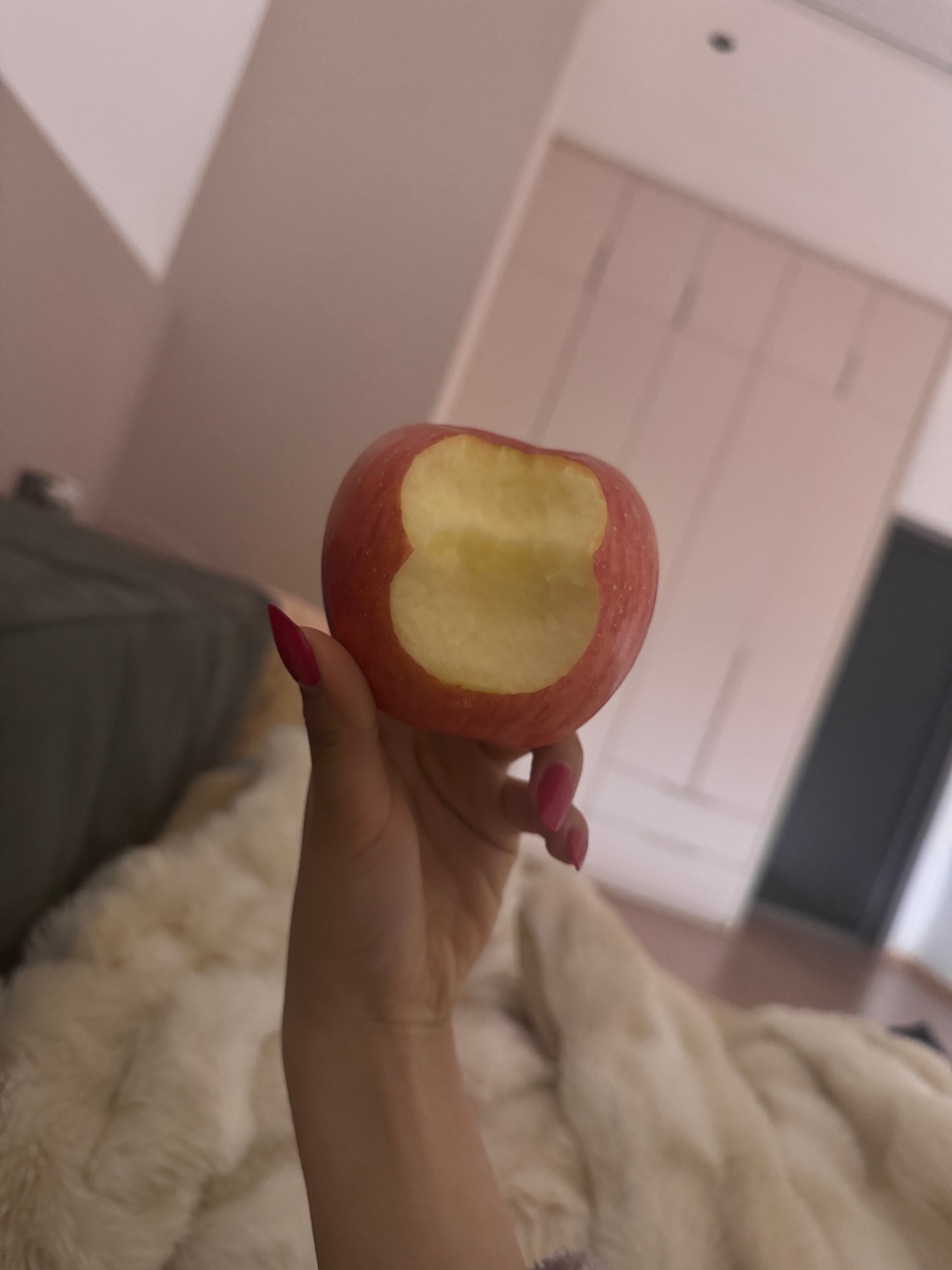 好喜欢大晚上啃一个冰冰凉凉的🍎 
