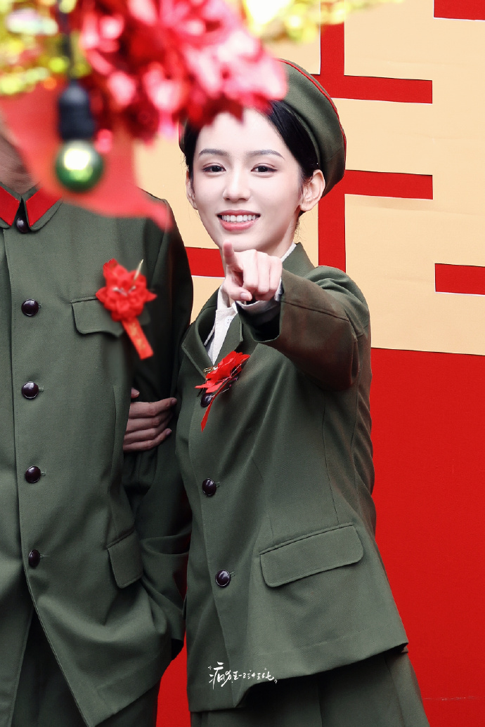 笑得好明媚啊周也！红舞鞋这是拍到结婚戏了吗，林雪帆一定会幸福[期待] ​​​