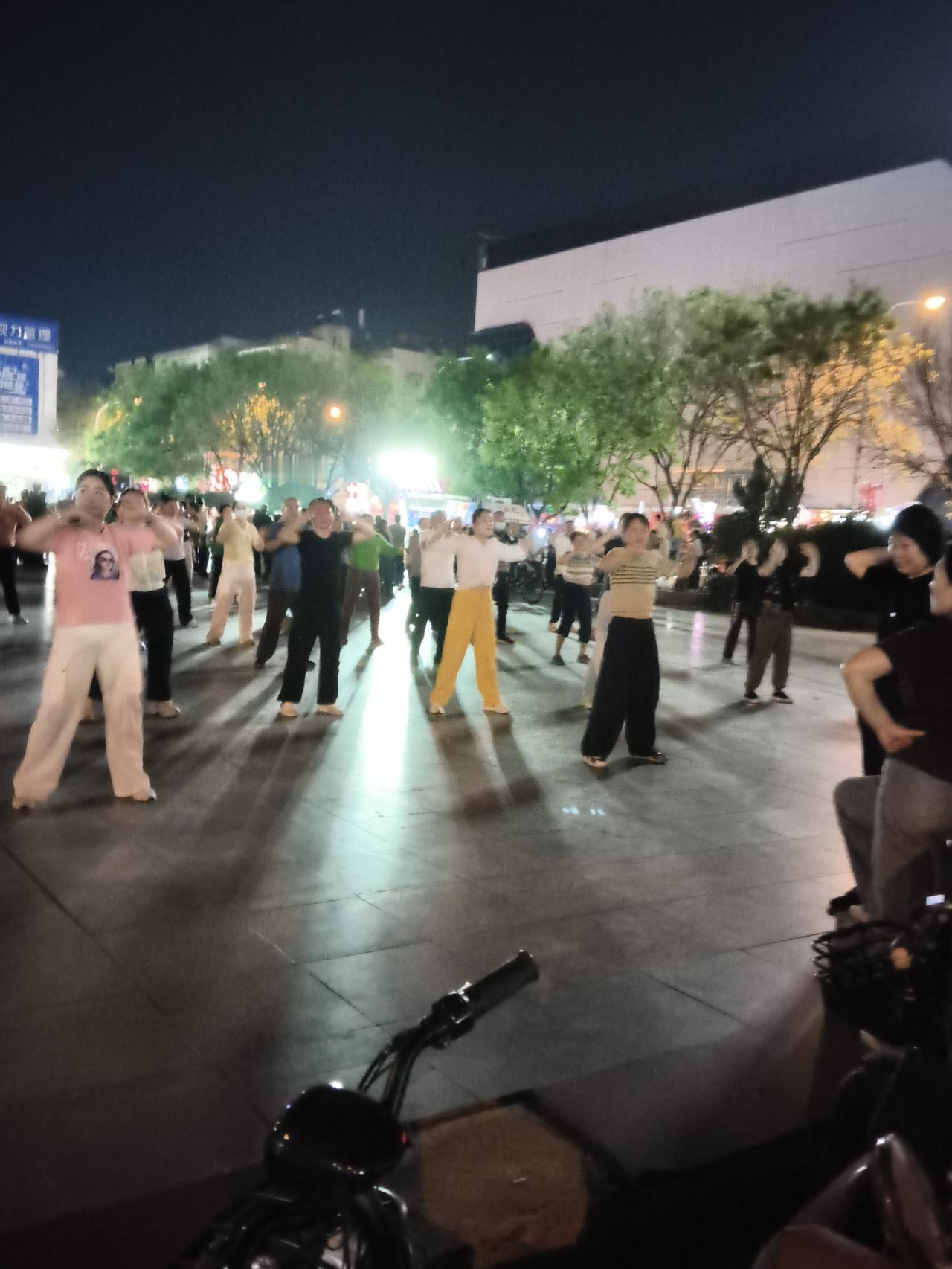 晒出你的本地生活夜晚的广场挺热闹的，不但驻马店这样，全国估计也这样，旁边一个大戏