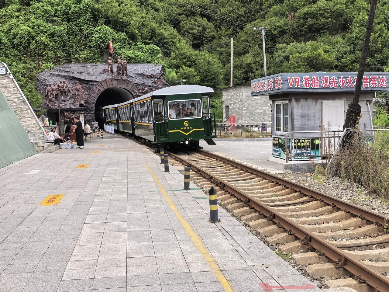 龙泉山庄遗憾闭馆，邂逅铁路抗美援朝博物馆
 
我们原本计划前往刘老根的拍摄地龙泉