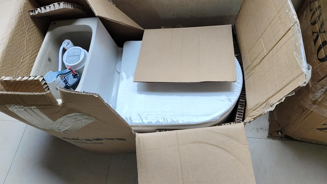 在京东重新下单了一个马桶，三天就寄到了，物流送货上门。这次的订单没有问题，马桶一