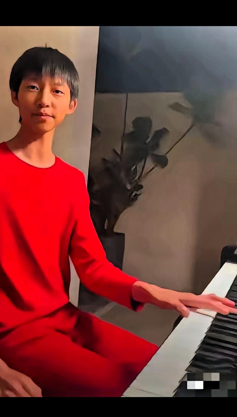 这手正常吗？
刚刷到这组图片，说这是姚晨的儿子，这手是天生弹钢琴的手，
也有网友