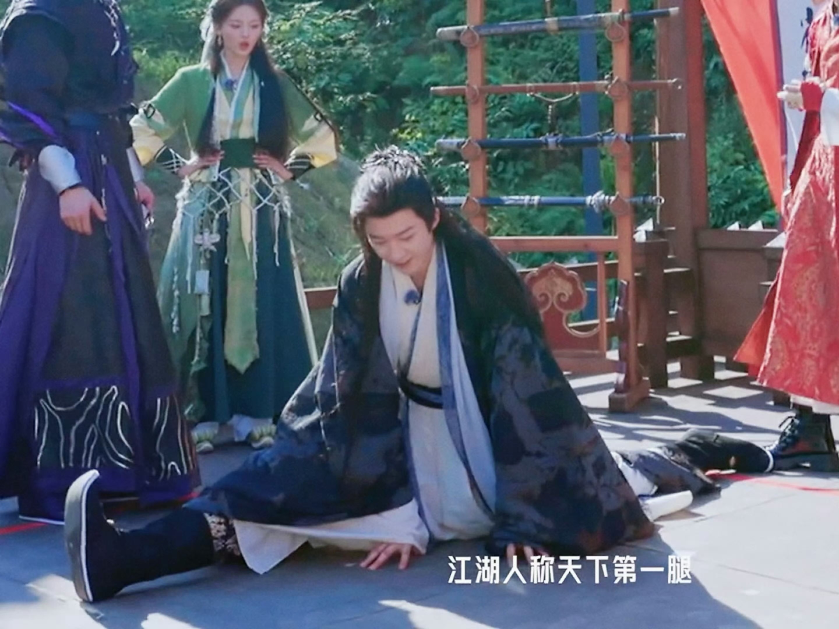 刘宇宁天下第一腿 | 刘宇宁开始推理吧 ﻿ 天下第一腿，好牛的柔韧性真的很好。摩