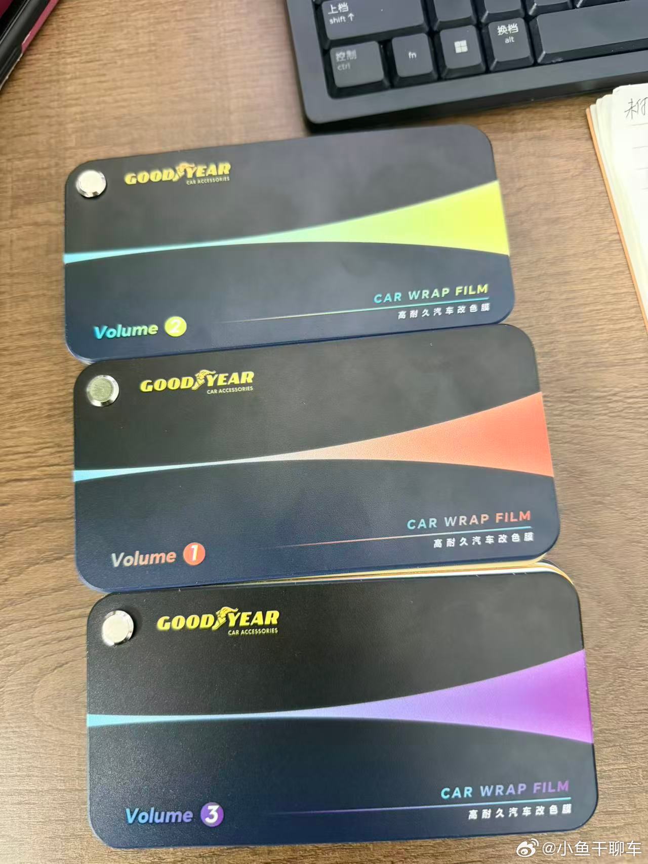 苏州YU7真的满大街钛金属受不了啦，准备换个颜色，推荐黑色还是法拉利红，还有门牙