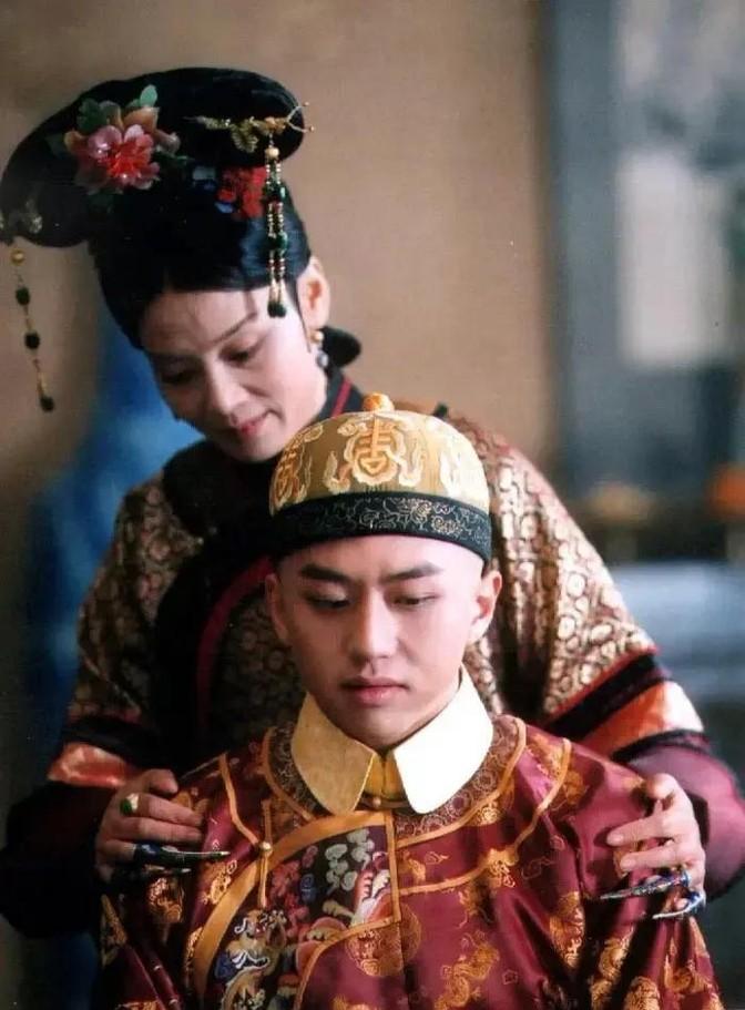 公元1718年，64岁的康熙双脚浮肿得甚至穿不上鞋子，而他的嫡母孝惠章皇后即将走
