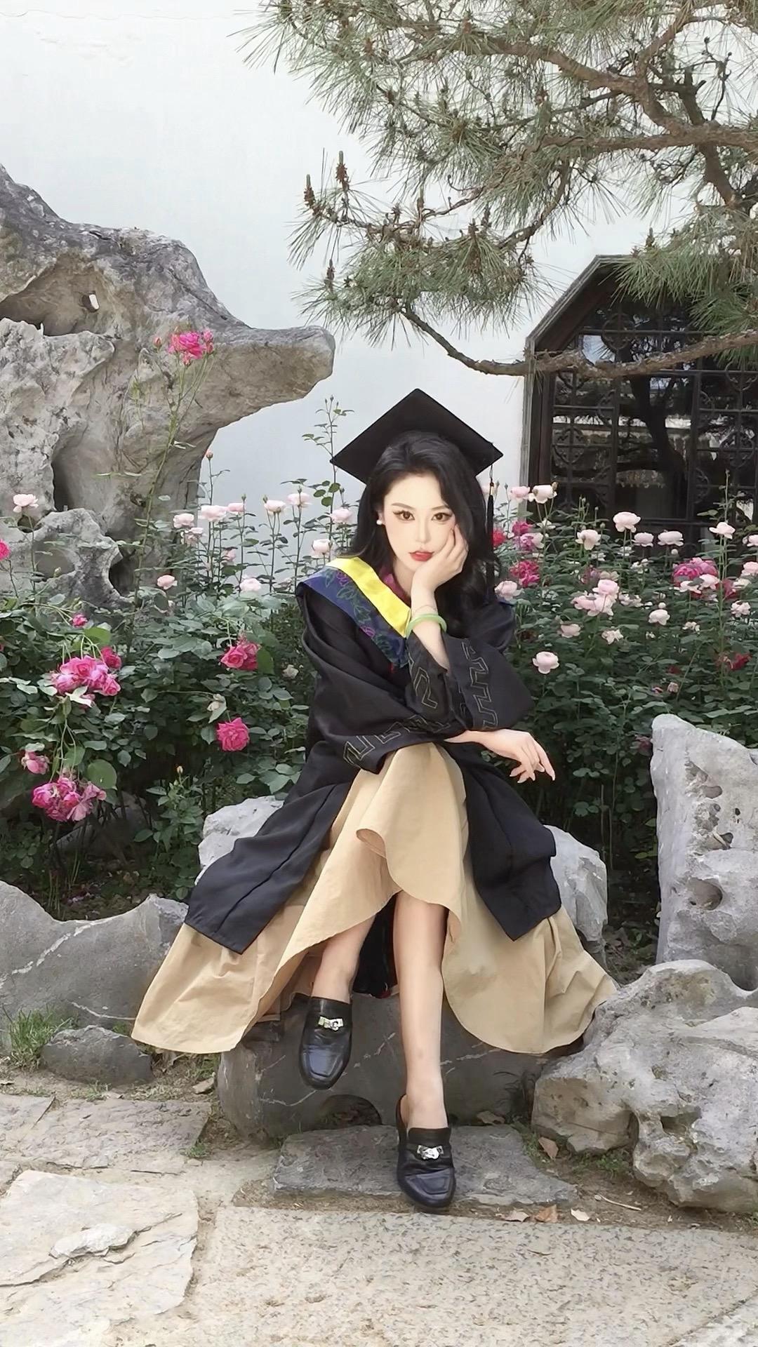 莉拉，我毕业了🎓 学士袍如此轻盈垂坠，远没有婚纱的气派，却可以带我走...