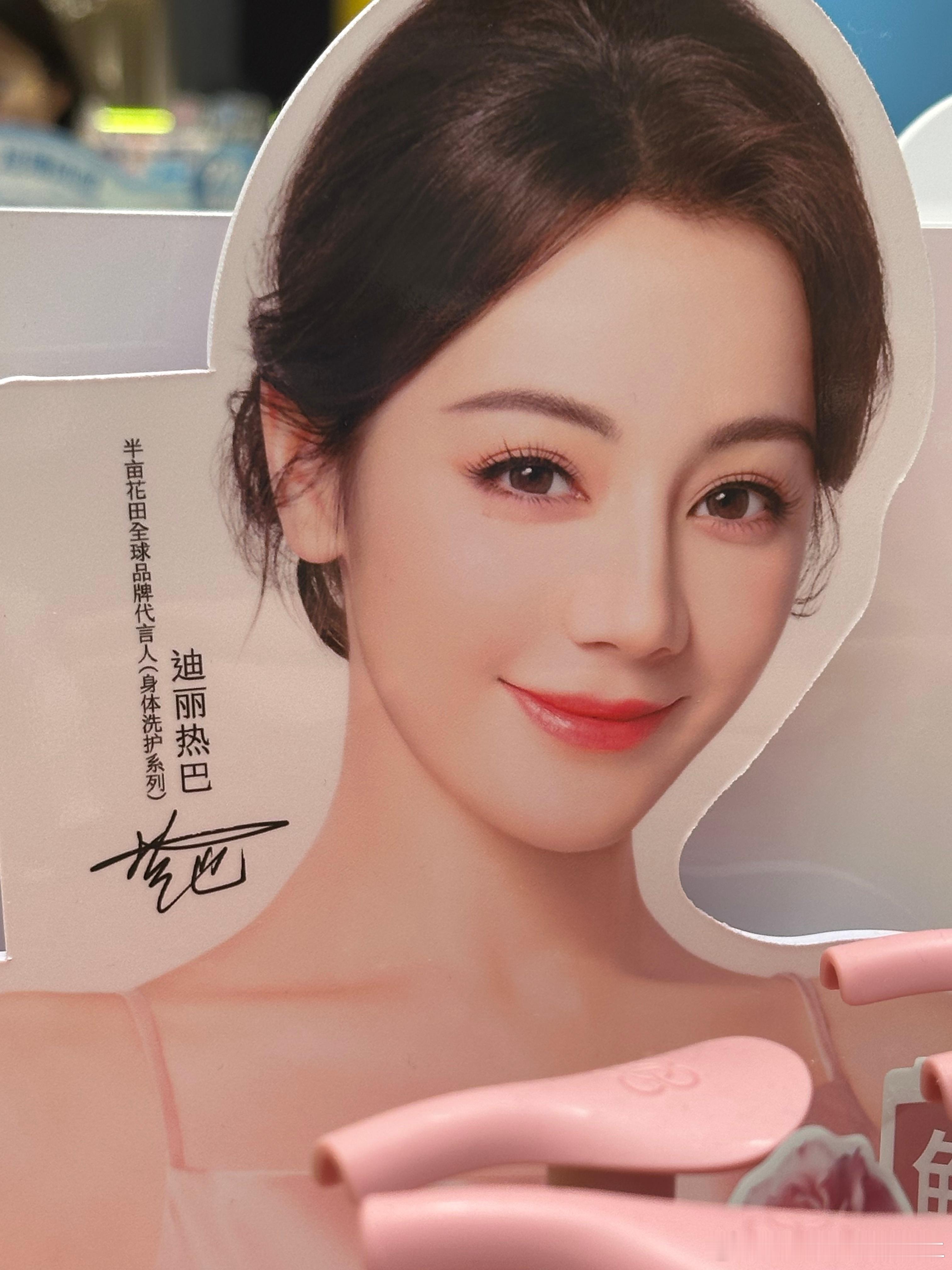 不得不说小田拍的这套图真的很水蜜桃的感觉 