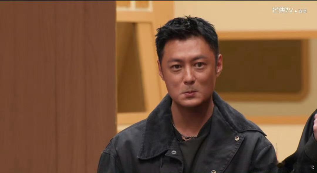 余文乐咋黑成这样还是很帅呀！！以前读书的时候真的很多男同学爱他！！确实很帅 