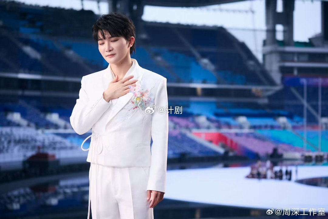 周深多次献唱体育赛事歌曲 从《致敬勇士》到《热烈盛开》，周深用天籁之音见证赛场，