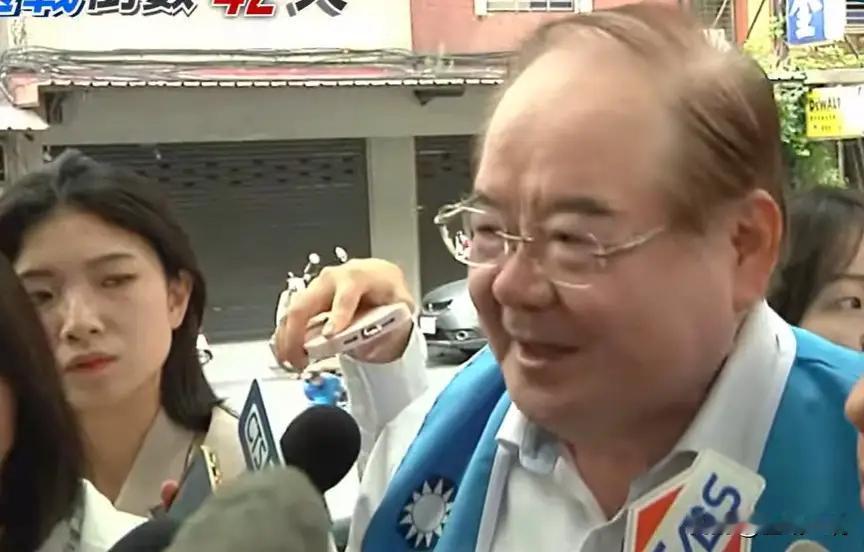 承认打电话给赵少康 李乾龙：国民党最需要团结
 
针对中央委员提案开除赵少康党籍