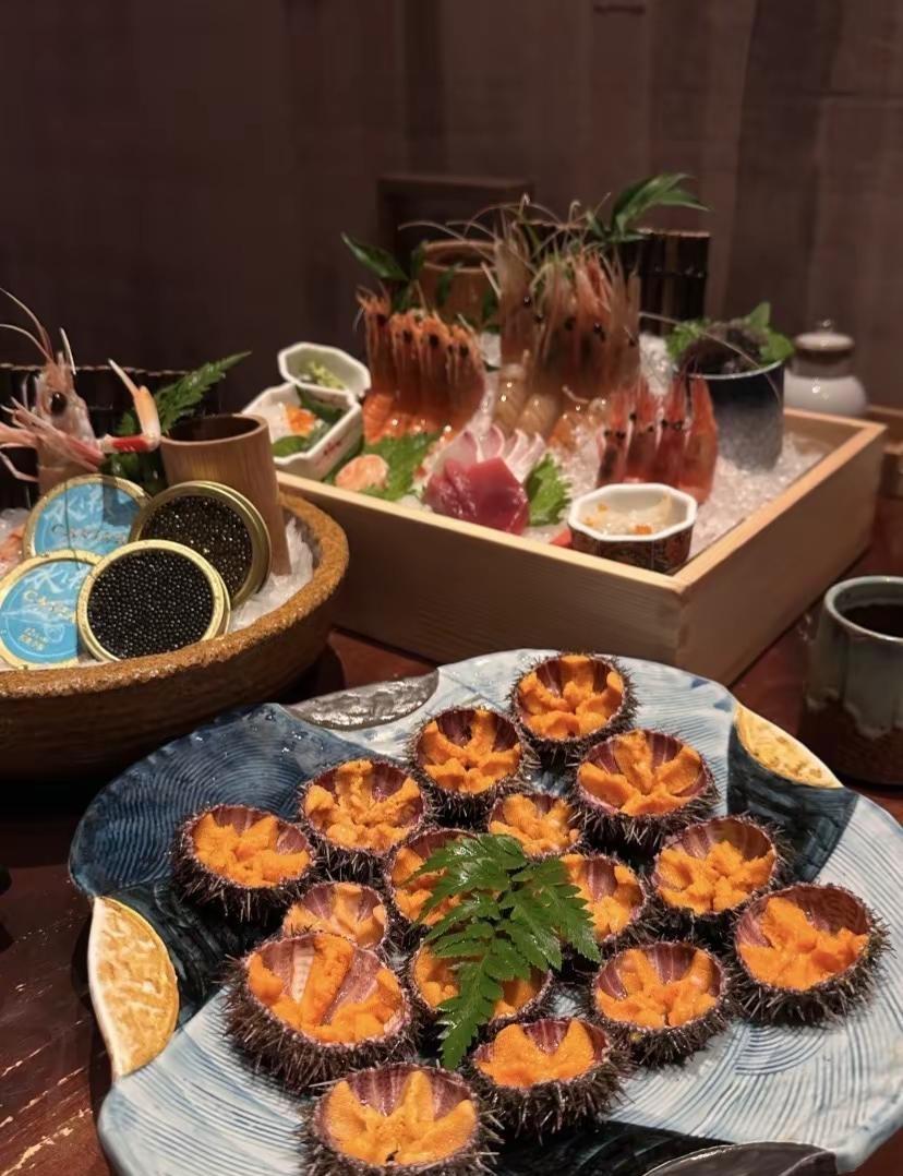 广州高端日料自助点餐，这样吃更尽兴！原木独立包间氛围感十足，海鲜品类丰富新鲜。先