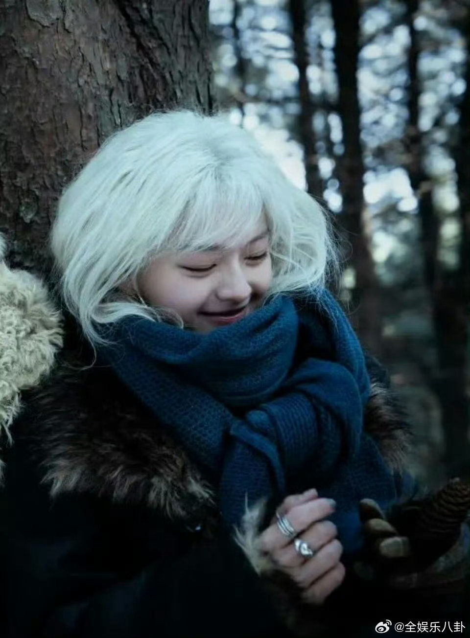 文淇白发造型文淇白发银白发丝衬得眉眼愈发清冷深邃，自带破碎氛围感，骨相优越，每一