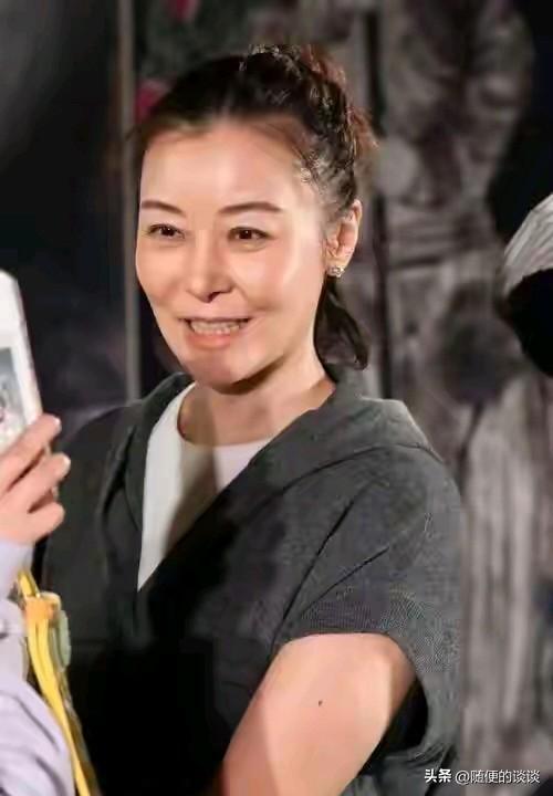 演员柯蓝说，我从来不吝啬表达爱，谈过几段感情，和李亚鹏、李泉、耿乐都在一起过。最