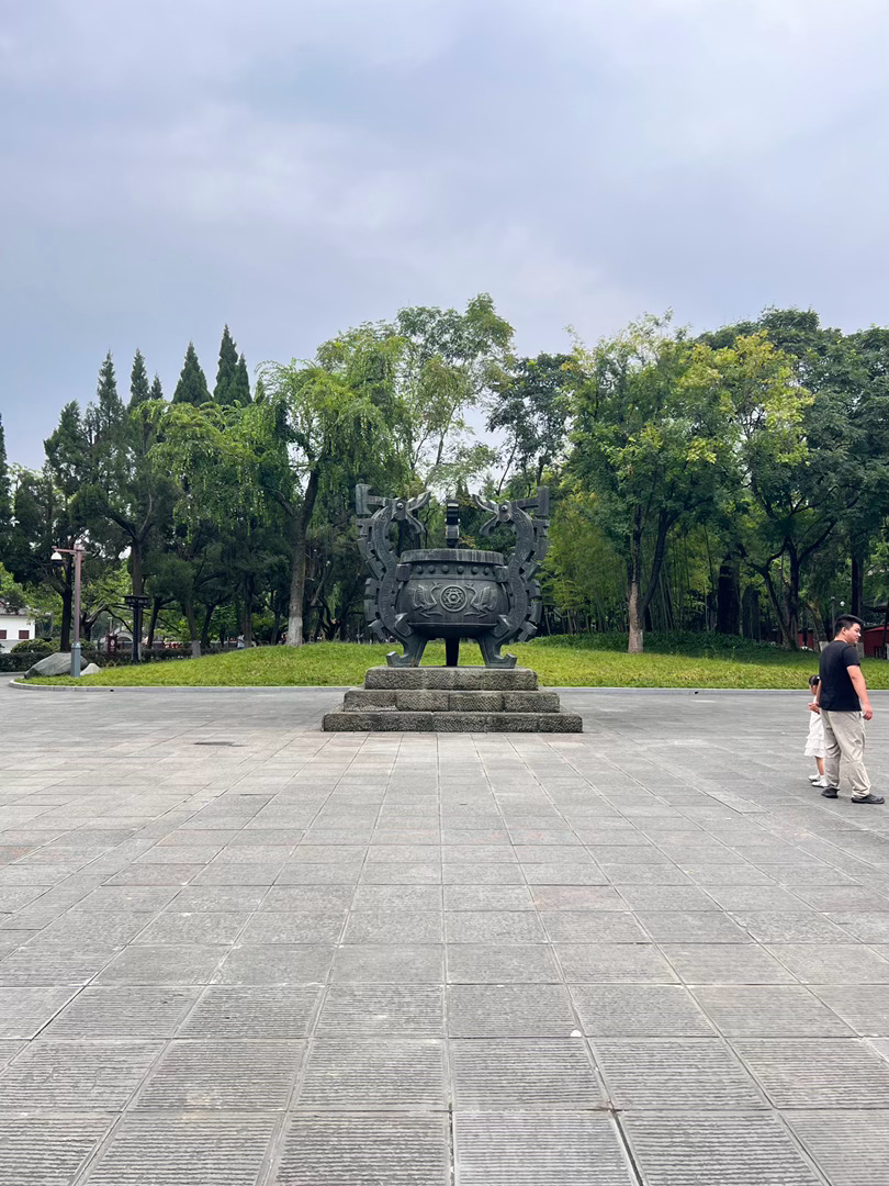 武侯祠公园里面的这座桥记忆太深刻了记得是2023年7月二十几号晚上夜游过一次还在