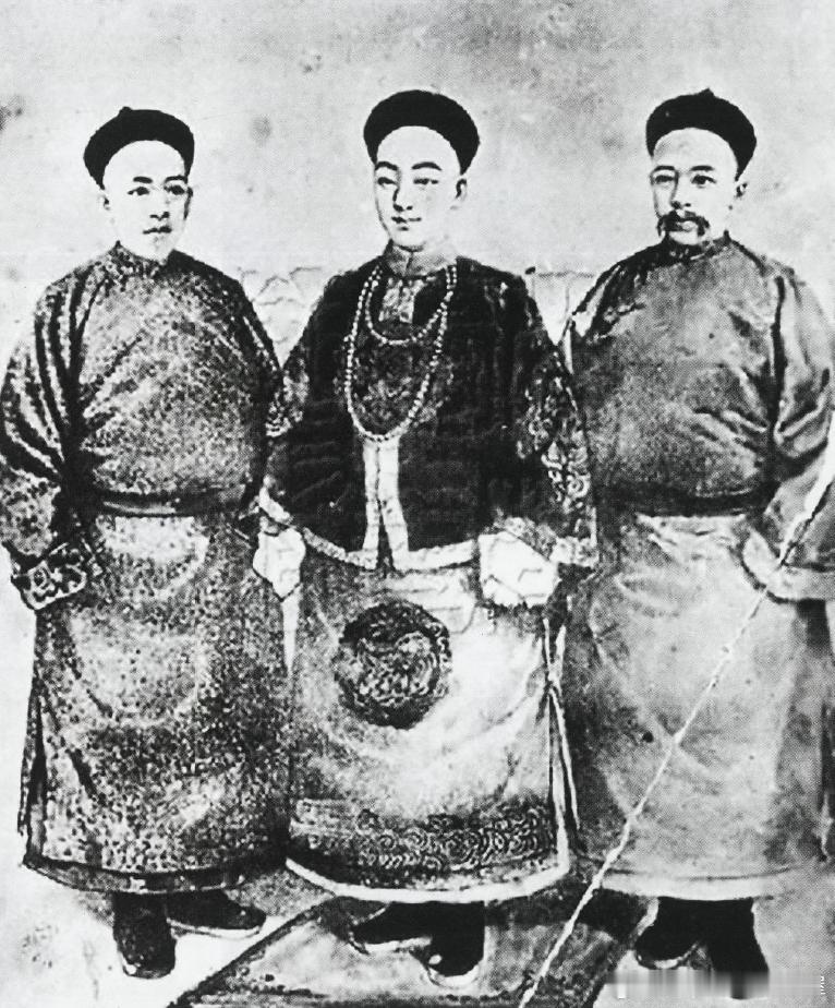 30年代《北平周报》编印的《北晨画刊》上首次公开发表的1900年康有为（左）、光