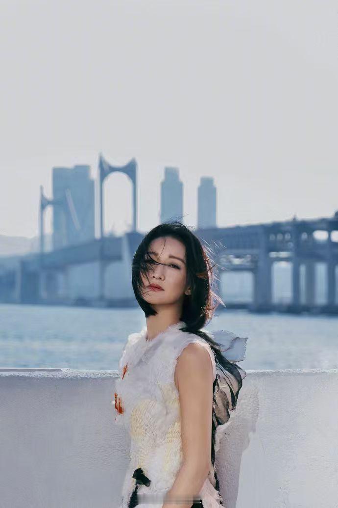 周迅还是那个周迅 跨越二十年的两场盛会，周迅依旧是一出场就能抓住所有人目光的人 