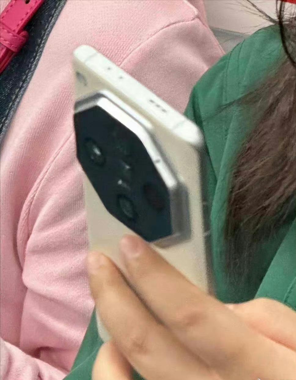 这是什么手机？八边形的摄像头模组，至少四颗摄像头，好像还有双潜望长焦，看上去很强