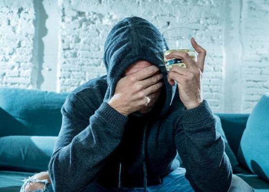 大街上看到这四种人，小心是梅毒患者，一定要远离
 

梅毒，一种由梅毒螺旋体引起