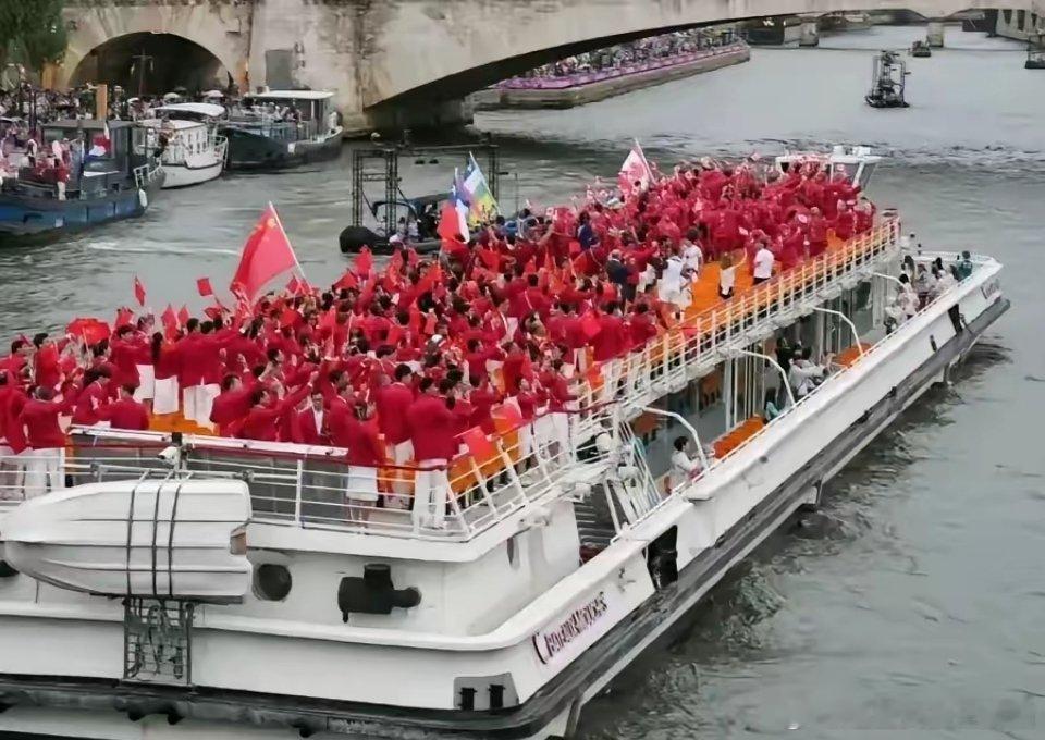 很多人对中国在开幕式入场仪式时，与加拿大、智利等国同乘一条船略感不满，认为这是歧