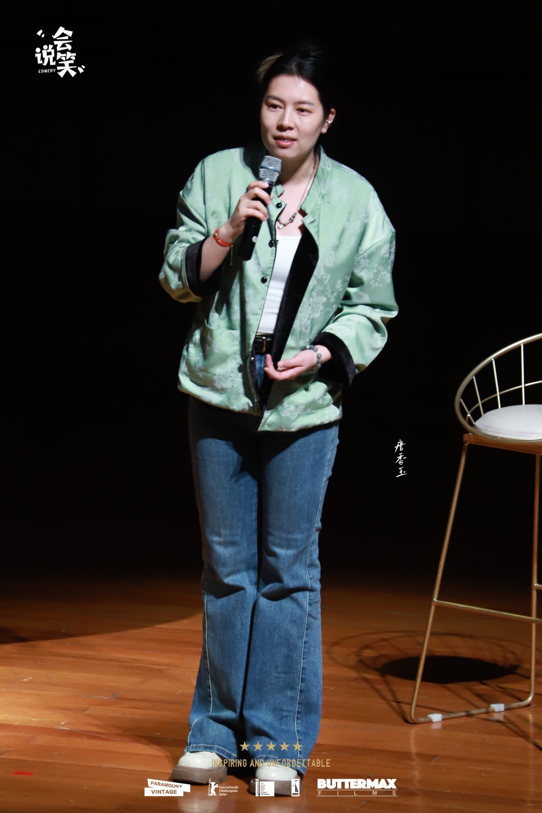 我真的推荐大家去线下欣赏女脱口秀演员们演出跟看在线阉割版是完全不一样感受今晚看了