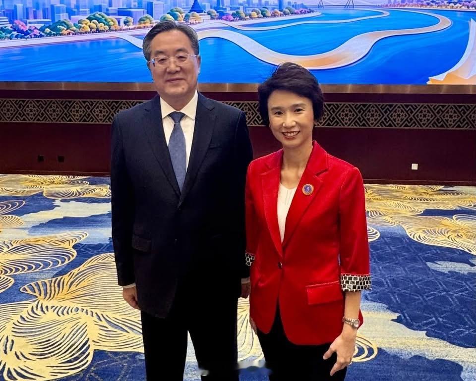 2026.09.18 在广西南宁与新加坡的沈颖合影。 妇女之友们～ ​​​