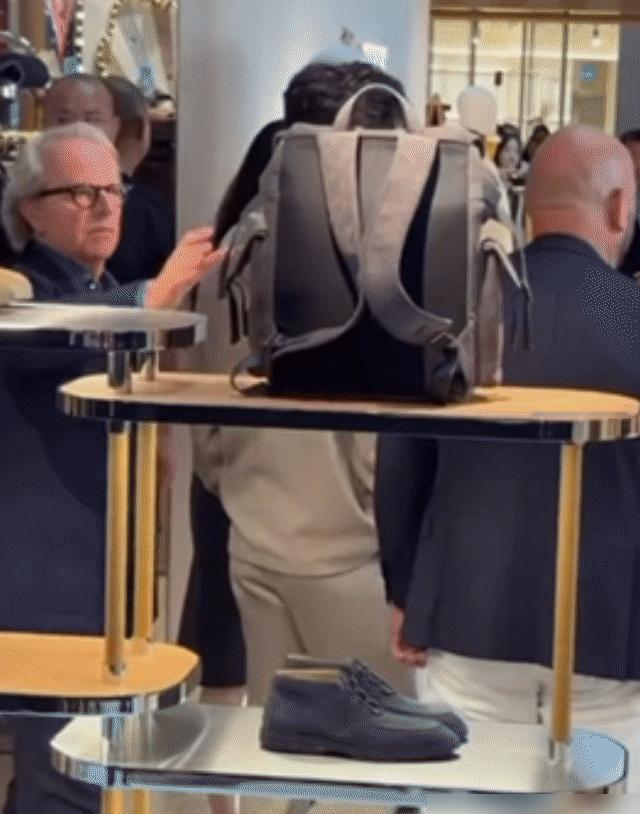 肖战现身TOD'S活动，现场粉丝狂热到嗓子哑了。
品牌方直接调整布置，还把应援物