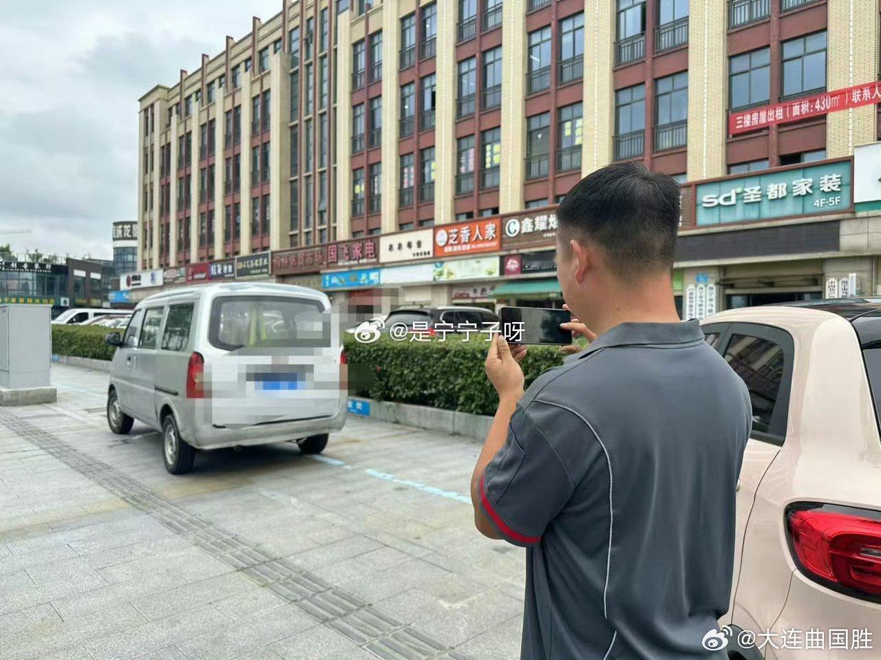 #快递小哥解锁新身份#快递小哥“多管闲事”这事你怎么看？[疑问]  ​​​