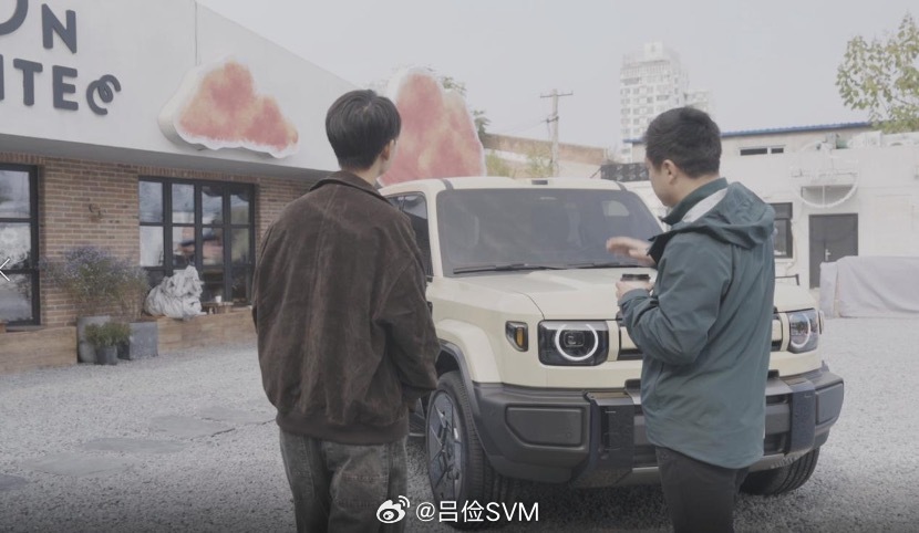 最近跟iCAR 的总设计师交流了一下。“未来的新能源汽车，也许都会向两个方向分化